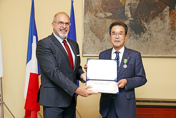 이성희(오른쪽) 농협중앙회장이 주한 프랑스 대사관저에서 필립 르포르 대사로부터 프랑스 정부의 농업공로훈장을 전달받고 있다. 농협 제공