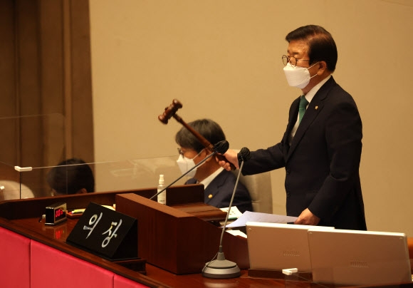 박병석 국회의장이 20일 오후 국회 본회의에서 한덕수 국무총리 후보자의 임명동의안을 의결하고 있다. 연합뉴스