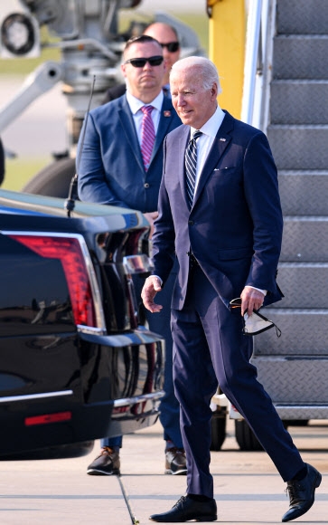 조 바이든 미국 대통령이 20일 오후 경기 평택시 오산공군기지에 도착해 전용기인 에어포스원에서 내려 차에 탑승하고 있다. 사진공동취재단