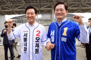 [서울포토] ‘2022 서울신문 마라톤대회’에서 만난 송영길·오세훈 후보