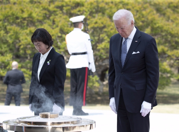 방한 중인 조 바이든 미국 대통령이 21일 서울 동작구 국립서울현충원을 찾아 참배를 하고 있다. 2022.5.21  사진공동취재단