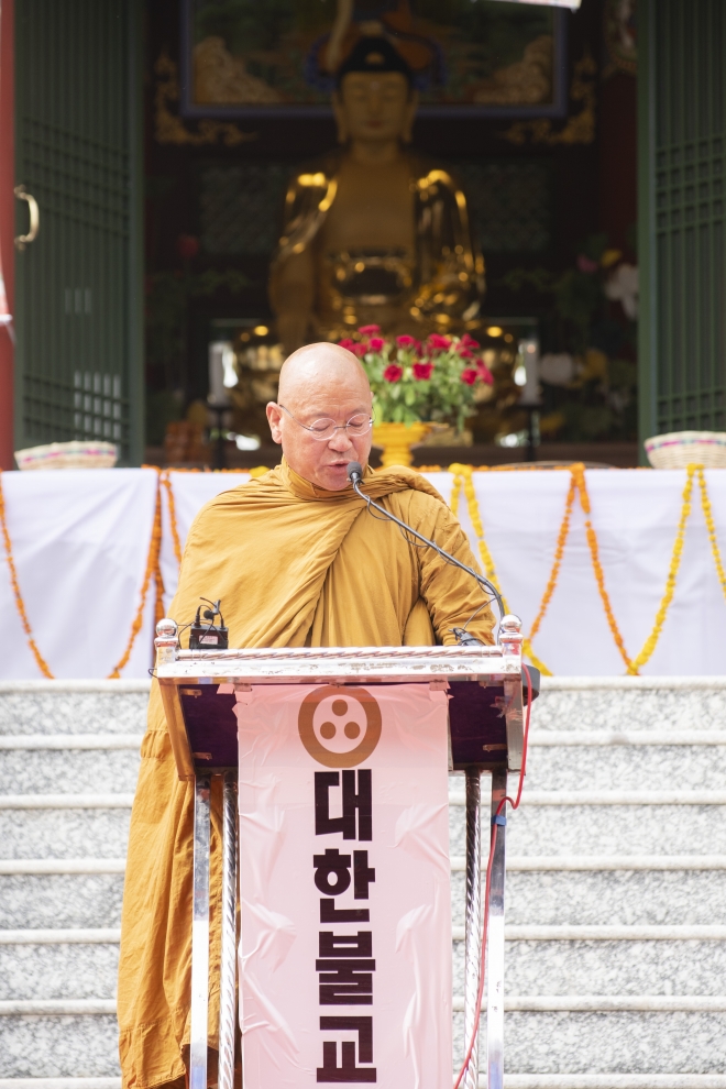붓다팔라 스님이 21일 열린 분황사 준공식에서 연설하고 있다. 부다가야 류재민 기자 phoem@seoul.co.kr