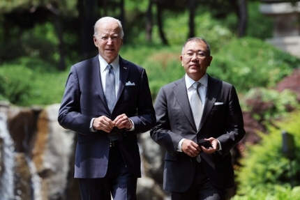 정의선 현대차그룹 회장과 조 바이든 미국 대통령이 22일 오전 서울 용산구 그랜드 하얏트 호텔에서 나란히 포즈를 취하고 있다. 연합뉴스