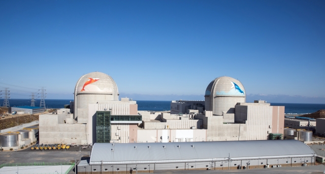 올해 하반기 상업운전에 착수하는 국내 27번째 원자력발전소인 신한울 1호기가 22일 가동에 들어갔다. 사진 왼쪽이 신한울 1호기. 한국수력원자력 제공 