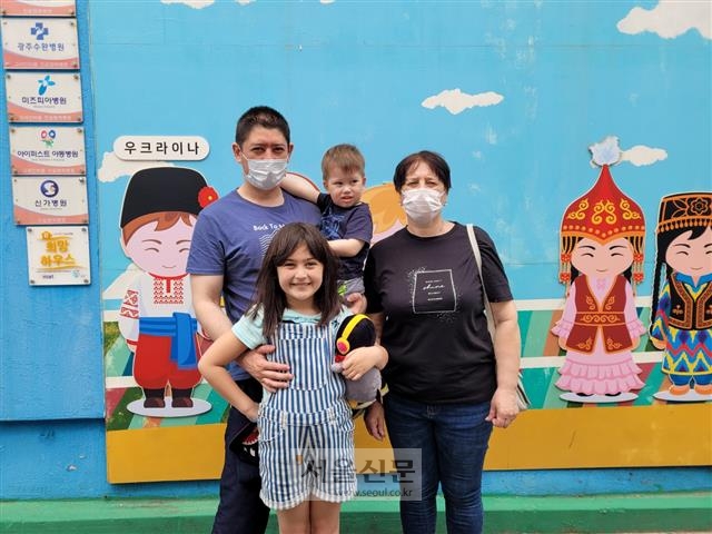 우크라이나 동부 마리우폴에서 폭격을 피해 한 달 반 만에 한국에 도착한 황 아르좀(맨 왼쪽)이 어머니(오른쪽), 두 아이와 함께 고려인마을의 우크라이나 벽화 앞에서 사진을 찍었다.