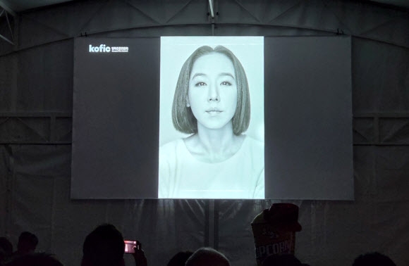 21일(현지시간) 프랑스 칸에서 3년 만에 열린 ‘한국 영화의 밤’에서 행사 시작 전 최근 별세한 배우 고(故) 강수연 추모 영상이 상영되고 있다. 2022.05.22 연합뉴스