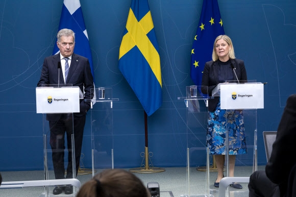 핀란드와 스웨덴이 18일(현지시간) 나토(북대서양조약기구) 가입을 위한 공식 신청서를 나토에 제출했다. 양국은 70 여년간 군사적 비동맹주의 정책에 따라 중립 노선을 지켜 왔지만 러시아의 우크라이나 침공 을 계기로 가입을 결정했다. 마그달레나 안데르손(오른쪽) 스웨덴 총리가 자국을 공식 방문 한 사울리 니니스퇴 핀란드 대통령과 함께 17일 스톡홀름에서 공동 기자회견을 하고 있다. 스톡홀름 신화 연합뉴스