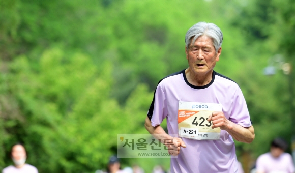 86세로 백발을 휘날리며 5㎞를 완주한 신홍철씨가 가벼운 몸놀림으로 달리고 있다.  정연호 기자
