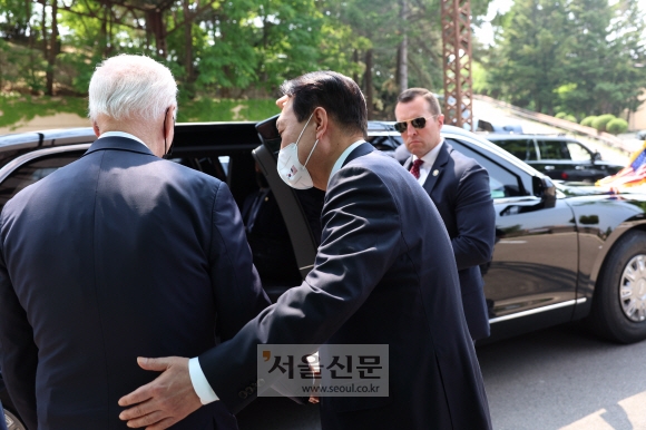 윤석열 대통령이 22일 경기 오산 공군기지 항공우주작전본부(KAOC)에서 2박 3일 간의 방한일정을 마치고 일본으로 떠나는 조 바이든 미국 대통령을 환송하고 있다. 2022.05.22 박지환 기자