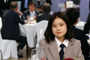 바이든 “큰 정치인” 덕담… 박지현, 尹 ‘여가부 폐지’…