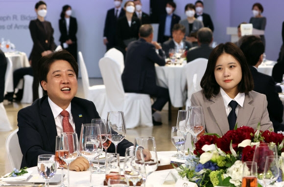 대화하는 이준석 대표와 박지현 비대위원장