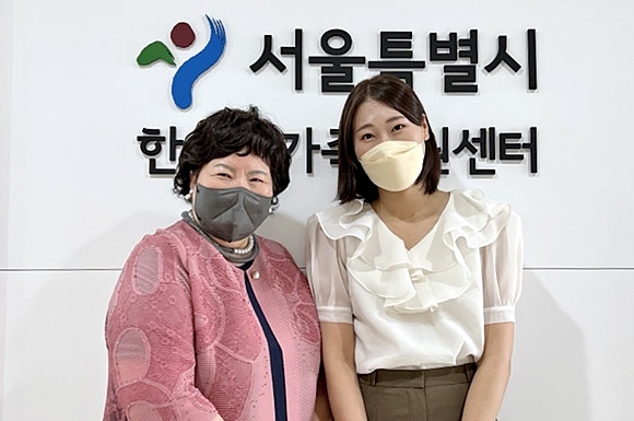 이영호(왼쪽) 한부모가족지원센터 센터장과 김수안 네츄럴굿띵스 대표가 활짝 웃고 있다. 네츄럴굿띵스 제공
