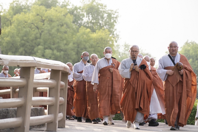붓다가 최초로 설법한 것을 기념한 사르나트에서 조계종 스님들이 탑돌이를 하고 있다. 바라나시 류재민 기자 phoem@seoul.co.kr