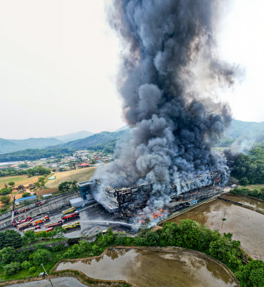 연기 내뿜는 물류창고  23일 오후 화재가 발생한 경기도 이천시의 한 물류창고에서 소방당국이 진화작업을 하고 있다. 2022.5.23  공동취재<br>