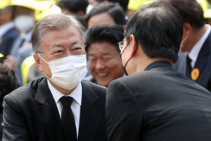 5년 만에 봉하 찾은 文에 지지자 연호… 尹 “한국 정치…
