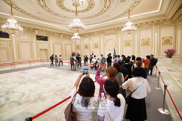 23일 추가로 공개된 청와대 영빈관에서 관람객들이 건물 내부를 관람하고 있다. 오장환 기자
