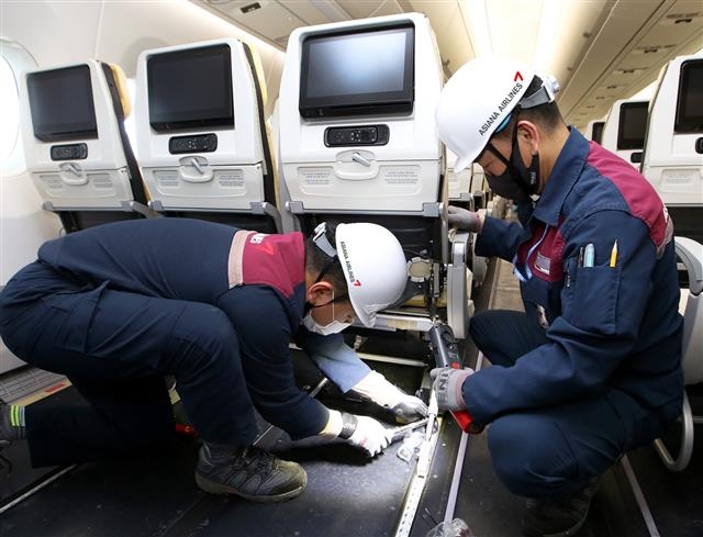 아시아나 ‘화물기 개조’ 여객기 원상 복원 23일 아시아나항공 정비사들이 화물기로 개조했던 A350 항공기에 좌석을 다시 장착하며 여객기로 원상 복원하는 개조 작업을 하고 있다. 아시아나항공 제공