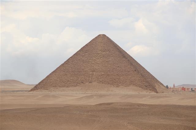 다슈르의 붉은 피라미드.