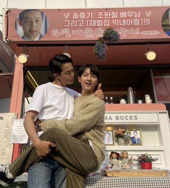 조한철(왼쪽) 송중기. 조한철 인스타그램 캡처