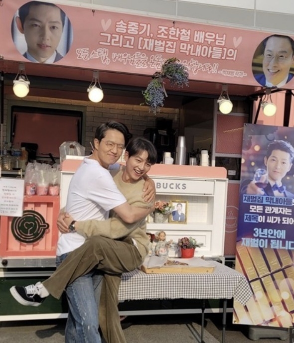 조한철(왼쪽) 송중기. 조한철 인스타그램 캡처