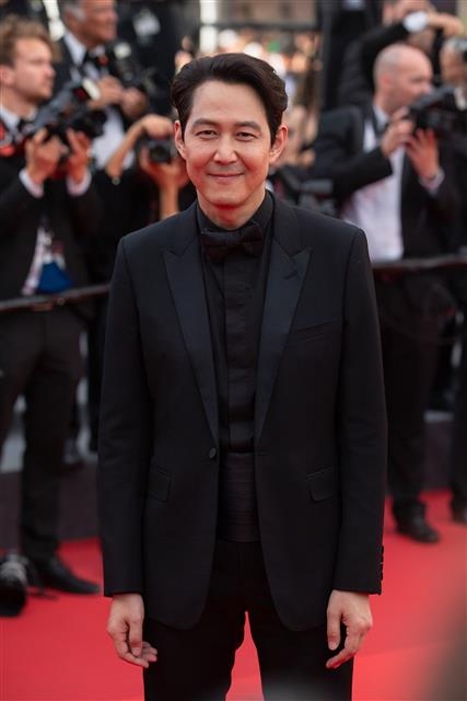 영화감독 겸 배우 이정재가 23일 오후(현지시간) 제75회 칸 국제영화제가 열리고 있는 프랑스 남부 칸 ‘팔레 데 페스티벌’(Palais des Festivals)에서 경쟁부문 진출작 영화 ’헤어질 결심‘ 월드 프리미어 시사회에 참석하기 위해 레드카펫을 지나고 있다. 2022.5.24 칸 뉴스1