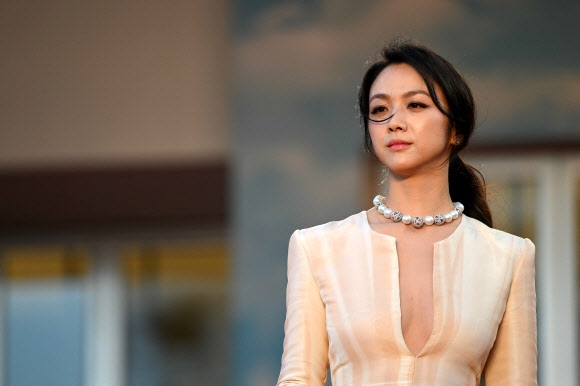 배우 탕웨이가 23일(현지시간) 제75회 칸 국제영화제가 열리고 있는 프랑스 남부 칸 ‘팔레 데 페스티벌’(Palais des Festivals)에서 경쟁부문 진출작 영화 ‘헤어질 결심’ 월드 프리미어 시사회에 참석하고 있다. AFP 연합뉴스