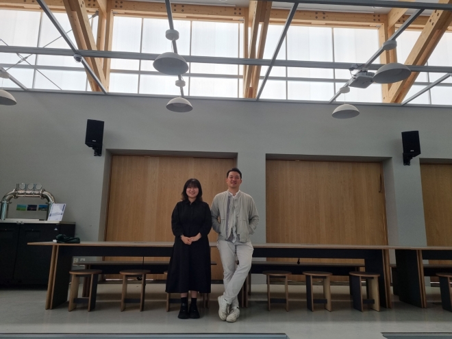 김정혁(오른쪽) 자이엔트 대표와 김혜진 삶기술학교 코치장이 한산 디지털 노마드 센터를 소개하고 있다.