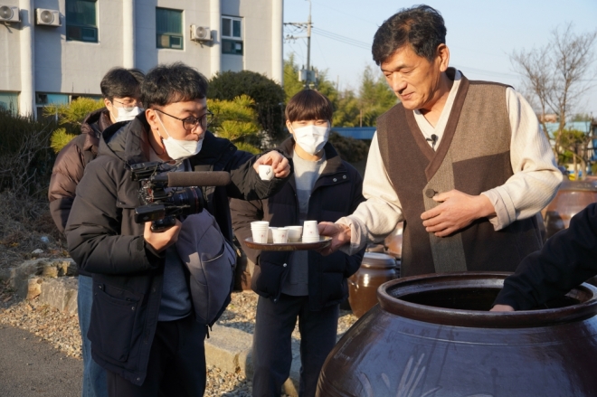 나장연(오른쪽) 한산 소곡주 대표가 서천 삶기술학교 청년들에게 술맛을 보여주고 있다.