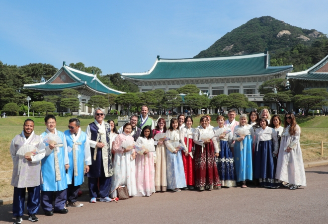 청와대를 방문한 북미 지역 여행업계 관계자들이 한복을 입고 기념 촬영을 하고 있다. 한국관광공사 제공.