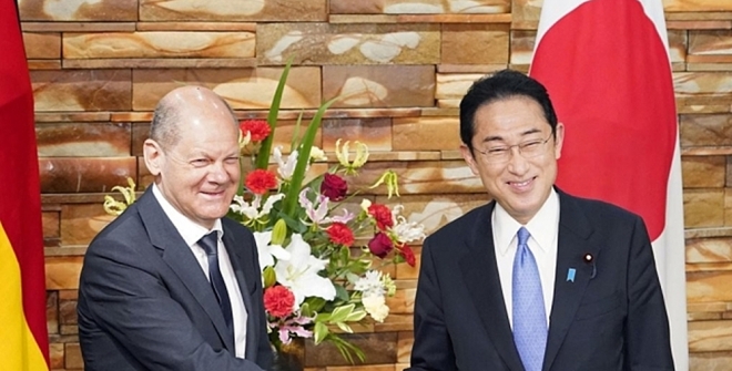 기시다 후미오(오른쪽) 일본 총리가 지난달 28일 일본을 방문한 올라프 숄츠 독일 총리와 도쿄 총리관저에서 정상회담을 하기 전 악수하고 있다. 연합뉴스