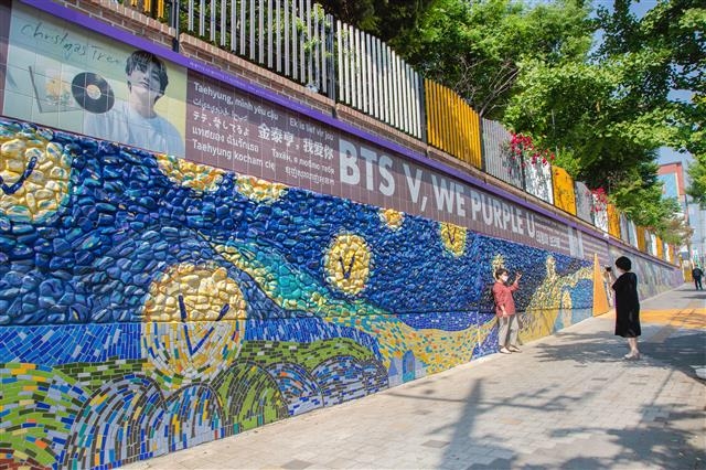 연장 조성된 방탄소년단(BTS) 멤버 뷔 벽화거리. 대구 서구 비산동 대성초등학교 벽에 만들어져 팬은 물론 시민과 관광객이 찾는 명소가 됐다. 서구 제공