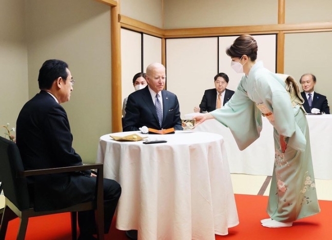 일본을 방문한 조 바이든 미국 대통령이 지난 23일 기시다 후미오 일본 총리와 도쿄 고급식당 핫포엔에서 만찬을 가졌다. 만찬에는 기시다 총리의 부인 유코 여사가 일본식 옷차림으로 함께해 차를 직접 대접하기도 했다. 일본 총리 관저 트위터 캡처