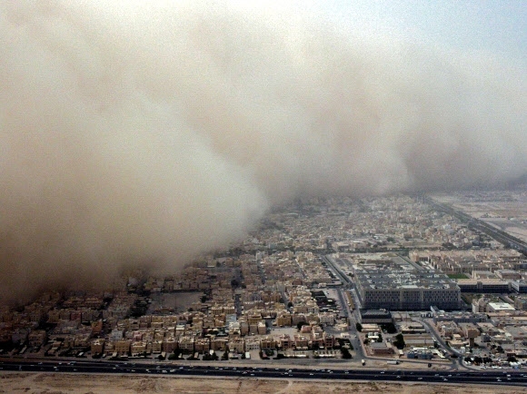 쿠웨이트 덮친 모래폭풍 거대한 모래폭풍이 23일(현지시간) 쿠웨이트 수도인 쿠웨이트 일대로 몰려오고 있다. 과도한 댐 건설 등 환경 파괴로 중동 지역 사막화가 심화되고 있다는 우려가 나온다.  쿠웨이트 AFP 연합뉴스