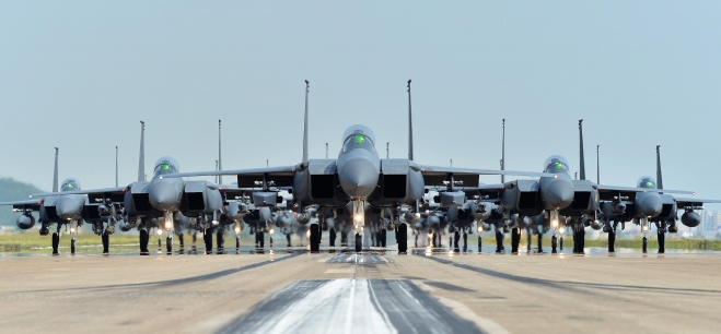공군은 24일 북한 도발 징후를 사전에 공군은 24일 북한 도발 징후를 사전에 포착하고 지속 추적하면서 실제 발사에 대비해 F-15K 전투기 30여대로 엘리펀트 워크(Elephant Walk) 훈련을 했다. 엘리펀트 워크 훈련은 다수 전투기가 최대 무장을 장착하고 밀집 대형으로 이륙 직전 단계까지 지상 활주하는 훈련이다. (사진=합동참모본부 제공) 2022.05.25. photo@newsis.com *재판매 및 DB 금지