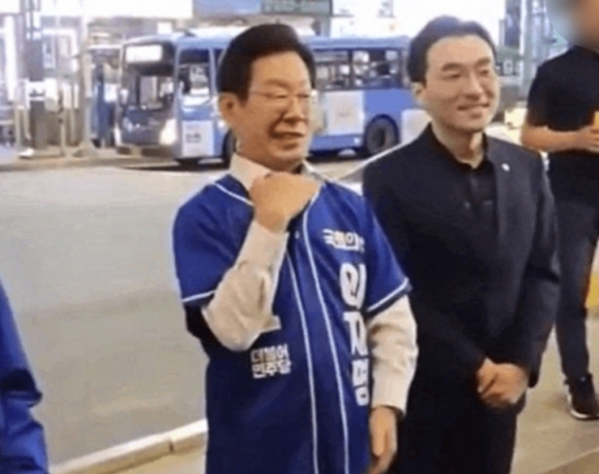 이재명 민주당 후보가 유세 중 손으로 자신의 목을 긋는 동작을 하고 있다. 2022.05.25 유튜브 ‘서울의 소리’ 캡처