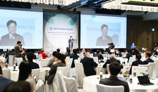 박일준 산업통상자원부 2차관은 25일 서울 포시즌스호텔 그랜드볼룸에서 열린 2022 글로벌 수소산업 연합회(GHIAA) 출범식 및 포럼 축사에서 한국의 수소정책 방향에 대해 설명하고 있다. 산업통상자원부 제공   