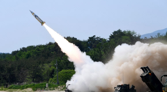 25일 합동참모본부가 이날 오전 동해상에서 한미연합 지대지 미사일 실사격 훈련을 했다고 밝혔다. 북한의 전략적 도발에 대한 한미 군 당국의 공동대응은 2017년 7월 이후 4년 10개월 만이다. 사진은 미사일 발사 모습. 2022.5.25  합동참모본부 제공