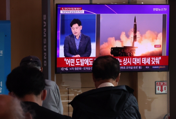 북한이 동해상으로 탄도미사일을 발사한 25일 서울역에서 시민들이 관련뉴스를 바라보고 있다. 2022.5.25 박지환기자