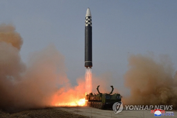 북한이 25일 신형 대륙간탄도미사일(ICBM) ‘화성-17형’ 시험발사를 단행했다고 조선중앙통신이 보도했다. 연합뉴스