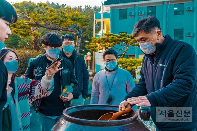나장연(오른쪽) 한산소곡주 대표가 서천 삶기술학교 청년들에게 술맛을 보여 주고 있다.