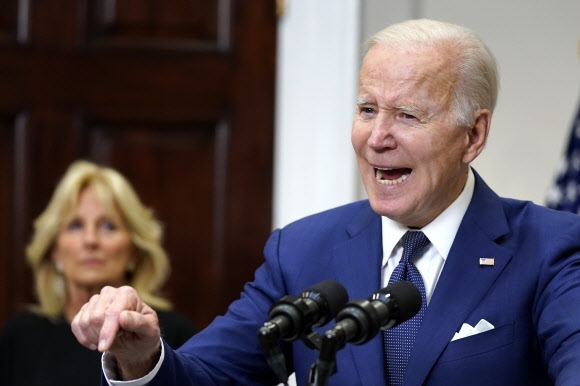 24일 조 바이든 미국 대통령이 미국 워싱턴 백악관에서 초등학교 총기난사 사건에 대해 규탄하고 있는 모습. AP 연합뉴스