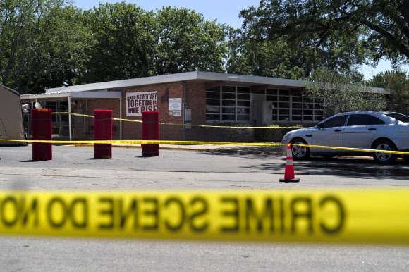 총격 참사가 일어난 미국 텍사스주 유밸디의 한 초등학교. AP