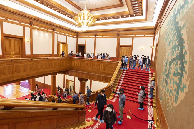 26일 개방한 청와대 본관을 찾은 관람객들이 집무실이 있는 2층을 오가고 있다. 류재민 기자