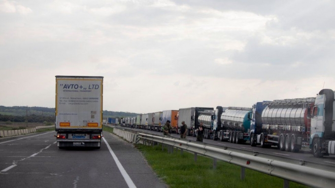 우크라이나를 떠나려는 트럭들이 25km나 길게 줄 지어 서 있다. AFP 자료사진