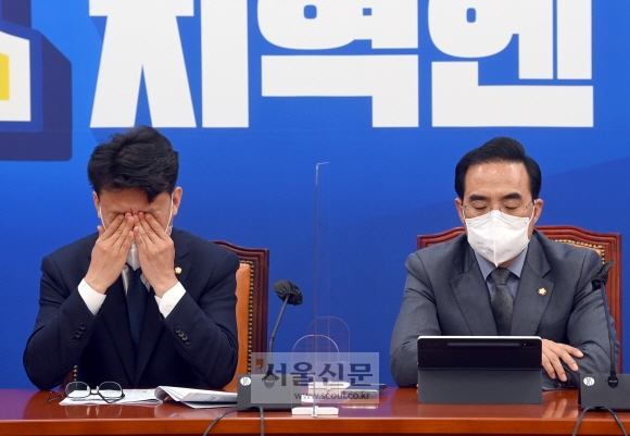 박홍근(오른쪽) 더불어민주당 원내대표가 25일 국회에서 열린 민주당 정책조정회의에서 참석자의 발언을 듣고 있다. 왼쪽은 같은 당 진성준 원내수석부대표가 피곤한 듯 눈을 비비고 있는 모습. 김명국 기자