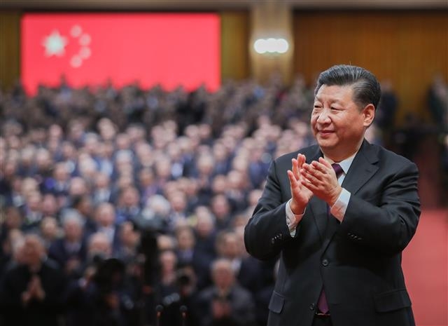 2018년 12월 베이징 인민대회당에서 열린 개혁개방 40주년 기념대회에서 박수를 치고 있는 시진핑 중국 국가주석. 최근 미국 패권에 대한 중국의 도전이 거세지면서 대만을 둘러싼 양국 갈등이 격화되고 있다. 신화 연합뉴스