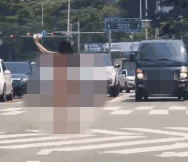 지난 25일 부산의 한 도로에서 나체로 도로를 활보하는 여성이 있다는 신고가 112에 접수됐다. 뉴스1