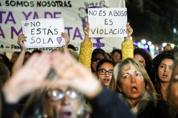 법원 판결에 항의하는 여성들 2019년 11월 스페인 마드리드 법무부 앞에서 여성들이 항의 시위를 벌이고 있다. 참가자들은 10대 여성을 집단강간한 혐의로 기소된 남성 5명에게 강간죄를 적용하지 않은 법원을 규탄했다. 2022.5.27 로이터 연합뉴스