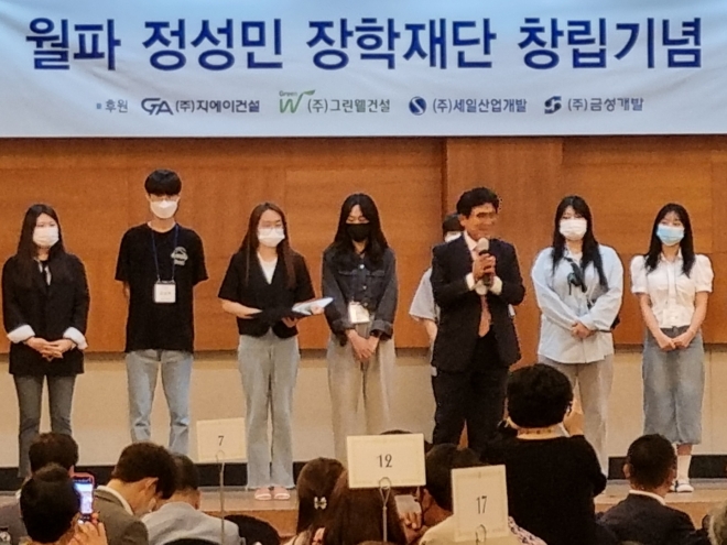 사단법인 월파장학재단이 27일 목포 신안비치호텔에서 창립식을 갖고 장학금을 전달하고 있다.