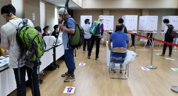 주말인 28일 오전 불광동 사전투표소에서 등산객들이 투표하고 있다. 연합뉴스